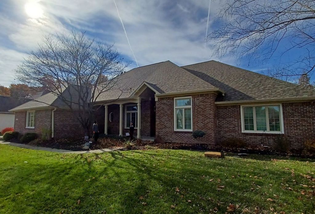 Are you in need of a new roof, and wondering how you’re going to pay for it? For many residents in the United States that count with homeowner’s insurance, there’s a good chance that coverage can cover part or all the cost of repairs or replacement—although that will depend on various factors unique to your claim.